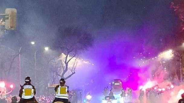 La lluvia no impide que miles de aficionados reciban al autobús del Real Madrid en el Bernabéu