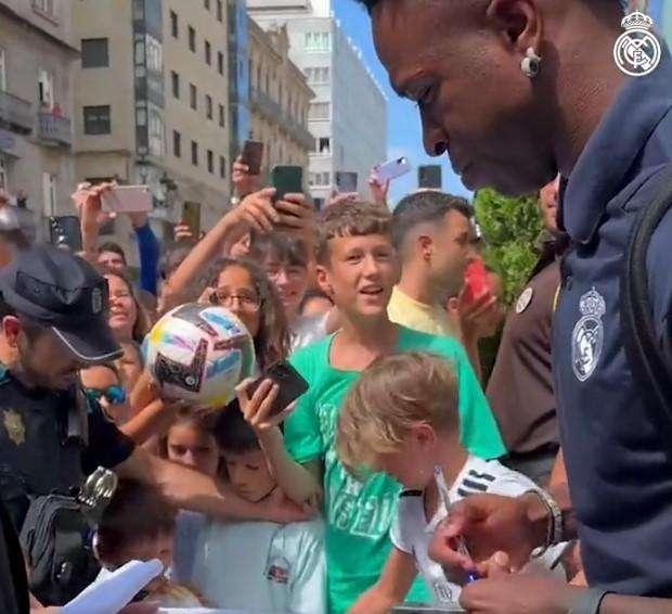 Vinicius levanta pasiones en Vigo: el vídeo viral con un niño llorando de emoción