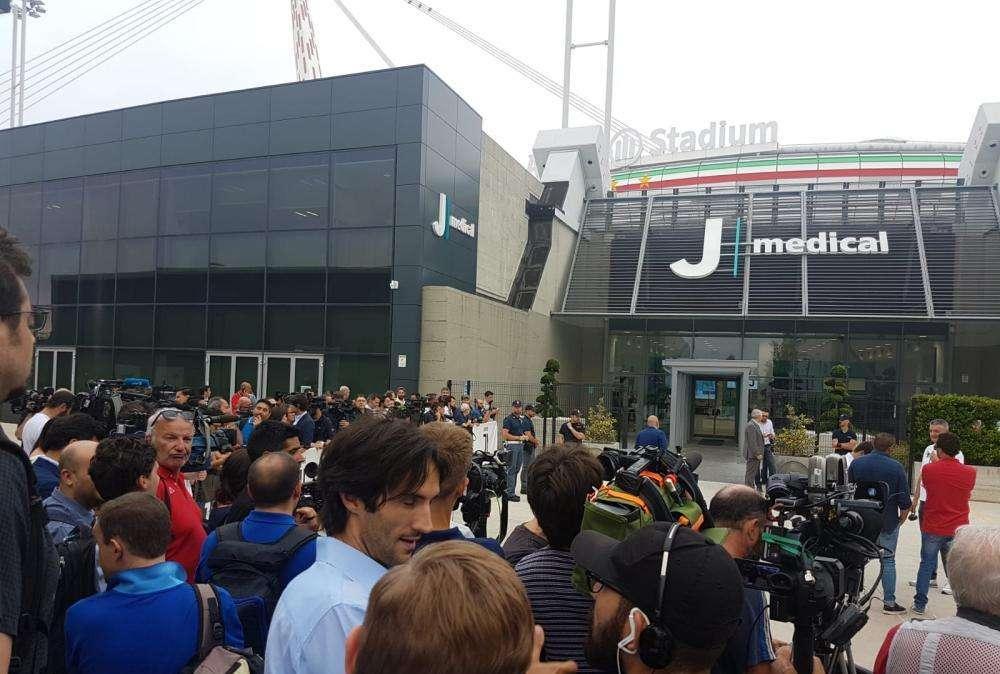FOTO BD - Así esperan los tifosi a que Cristiano pase revisión médica 