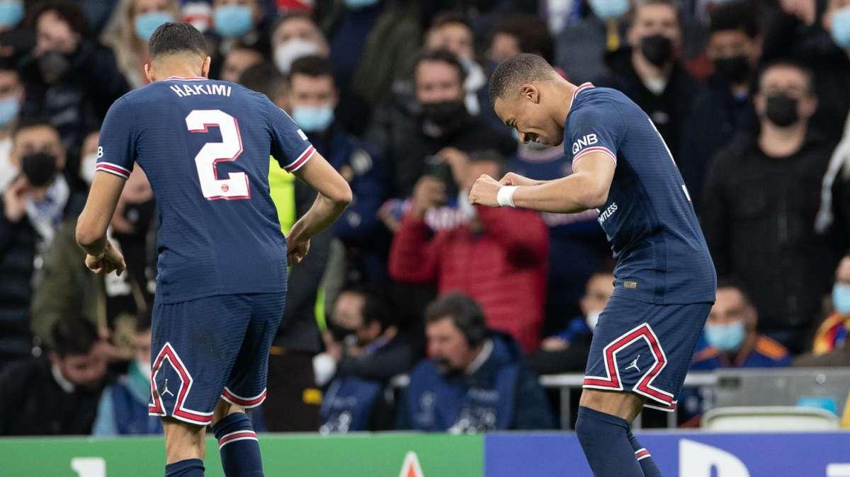 Pillan a Mbappé y Achraf... ¡viendo el derbi durante una gala!