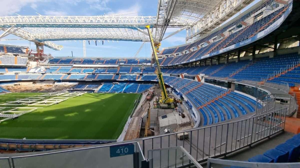 Avances en el Santiago Bernabéu: colocan una grúa enorme en el interior del fondo sur