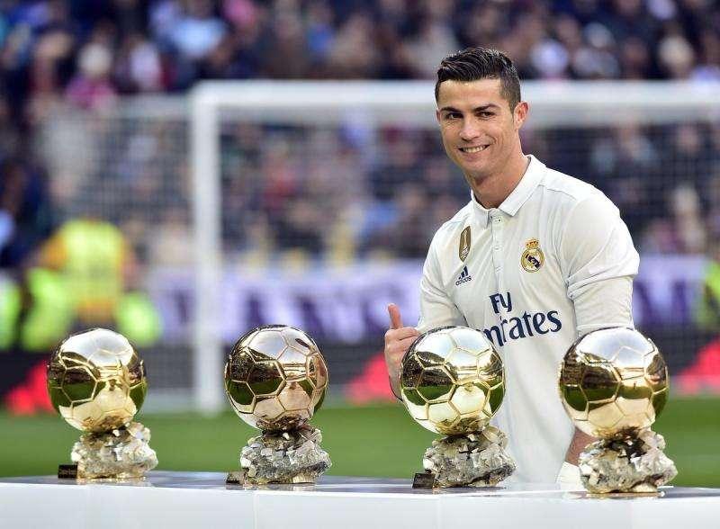FOTO - Cristiano ofrece su cuarto Balón de Oro al Bernabéu