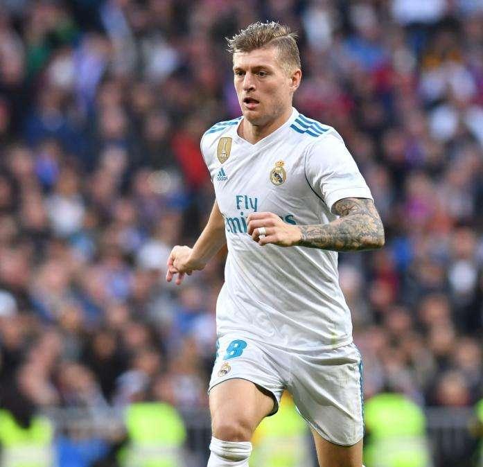 La maleta de Kroos para el Mundial: una biografía...y tres cepillos de dientes