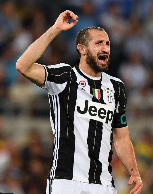 Chiellini se moja: "Dybala no vale tanto como Neymar. El brasileño está al nivel de Messi y Cristiano"