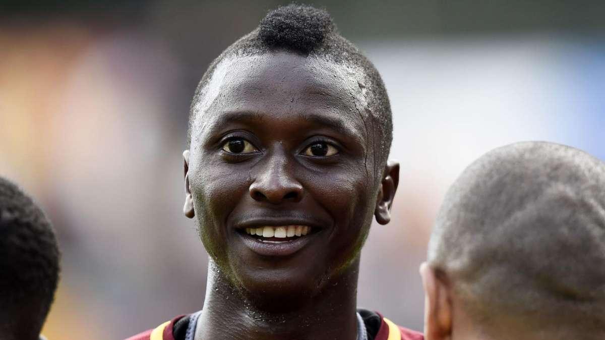 Defensa de cinco y Umar Sadiq como principal referencia en el Valencia