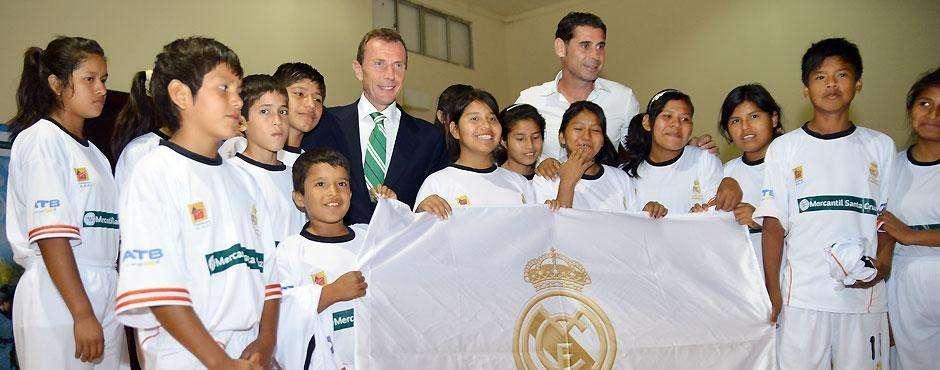 Butragueño inaugura dos escuelas de la Fundación Real Madrid en Bolivia