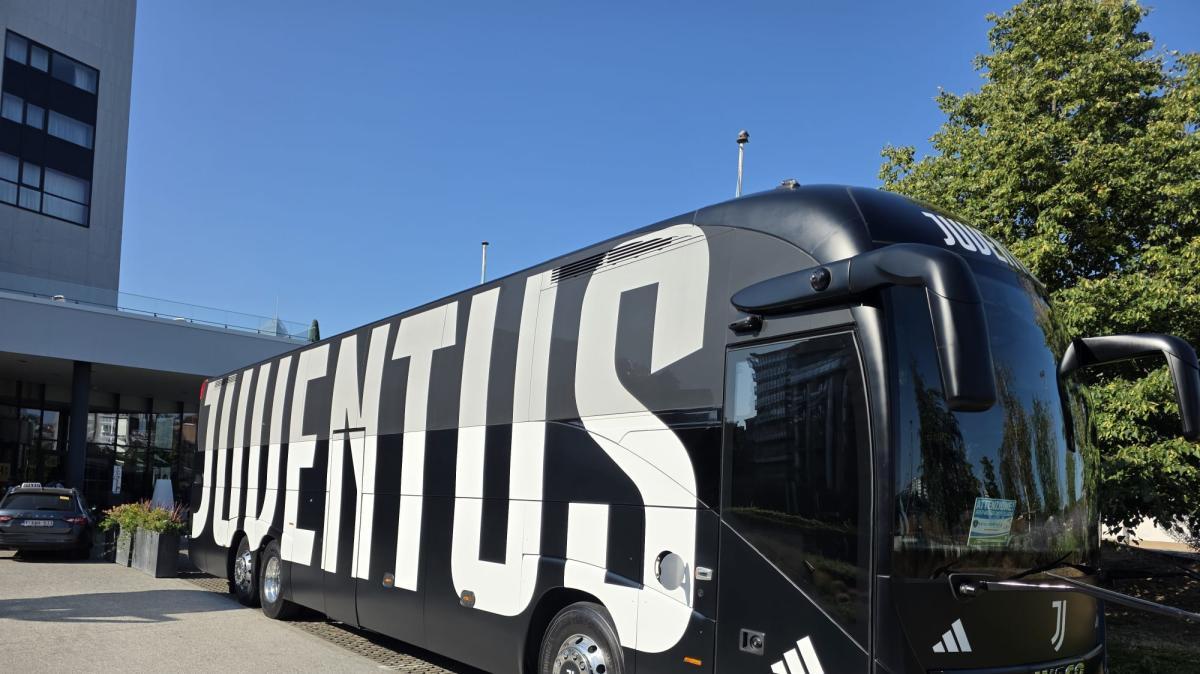 La Juventus è a Liegi: l'attesa all'esterno dell'hotel dei bianconeri