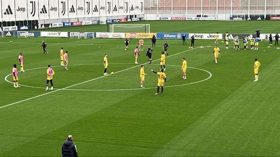 Dalla Continassa: botta alla caviglia per Chiesa, Alex Sandro entra in ritardo | FOTO