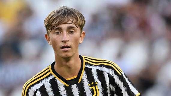 Huijsen celebra l'esordio a San Siro, arrivano gli applausi di de Ligt