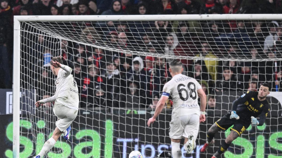 Napoli cardiopalma al Ferraris, 3-2 al Genoa e allungo momentaneo sulla Juventus