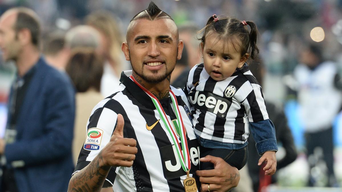 Vidal negli spogliatoi del Colo Colo, abbraccia Vozinha prima del debutto e...gli porta bene