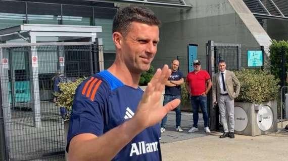 I tifosi cantano davanti a Motta e Giuntoli, e il tecnico li ringrazia | VIDEO