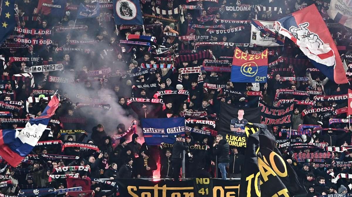 Verso Bologna-Milan: i tifosi incitano i rossoblu a Casteldebole
