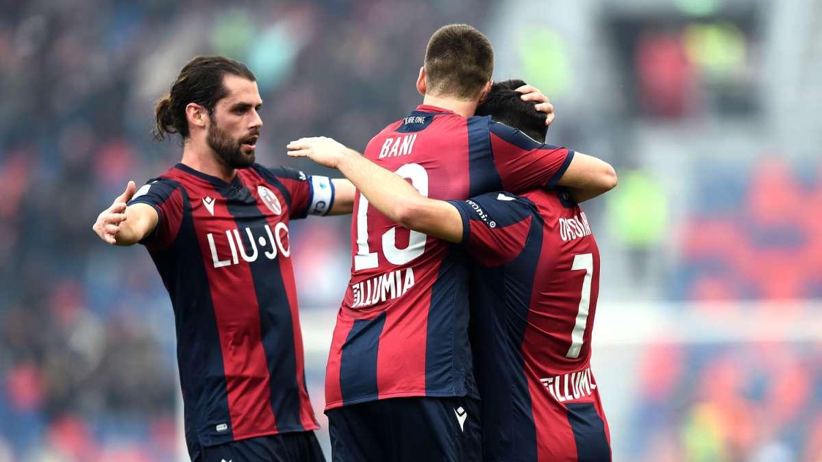 La squadra vincente in posa sul campo di Casteldebole