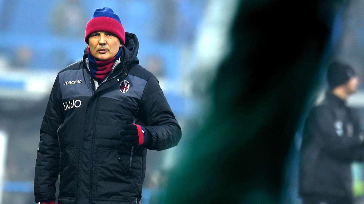 Sinisa Mihajlovic corre col pallone sul prato verde di Casteldebole