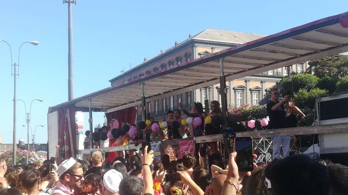 Via al Pride 2022: piazza Municipio si tinge arcobaleno