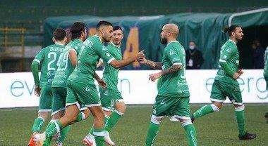 Un autogol dei Calabresi regala tre punti d'oro ai Lupi, ma ora si attendono i rinforzi giusti che rendano ancor più competitivo questo Avellino