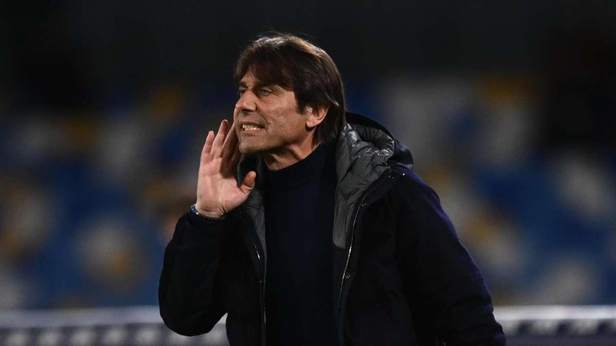 Napoli, Conte: "Rimanere compatti, umili e coi piedi per terra. Complimenti sinceri all'Inter per Barcellona"