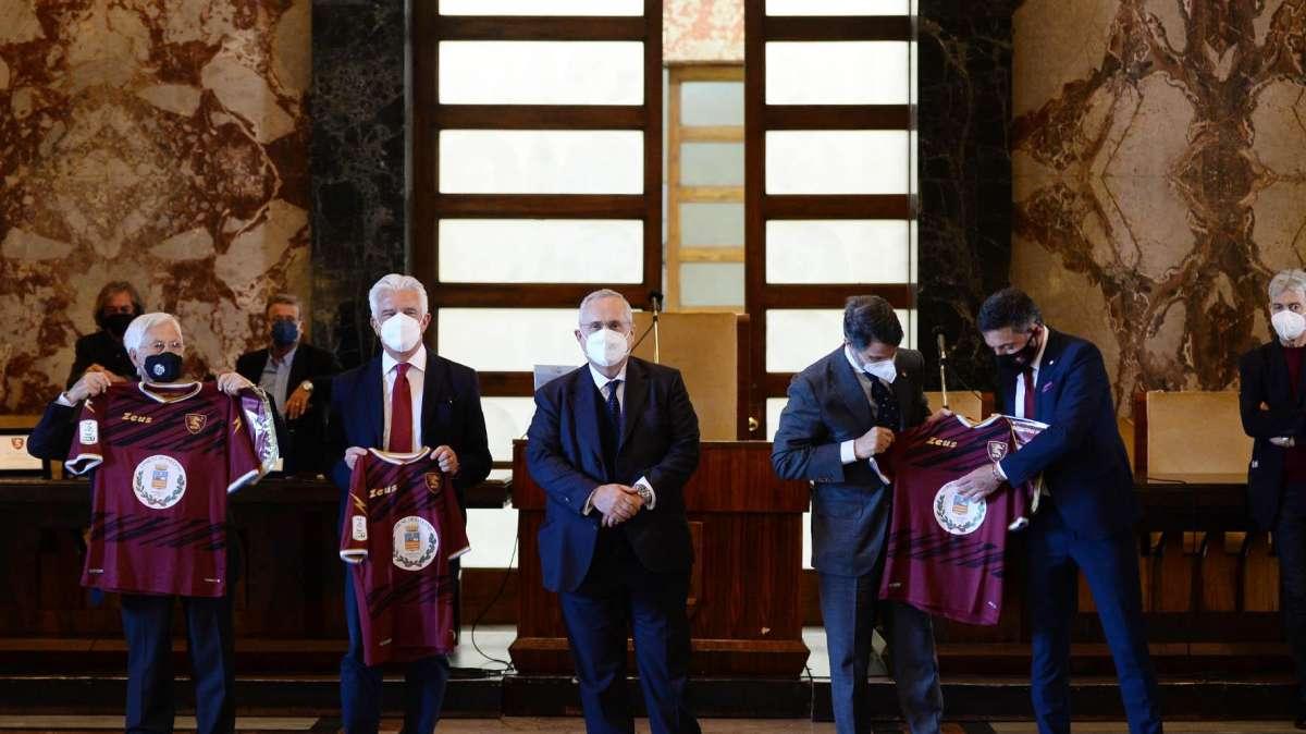 È il giorno di San Matteo, tante persone con la maglia granata sfilano per la città