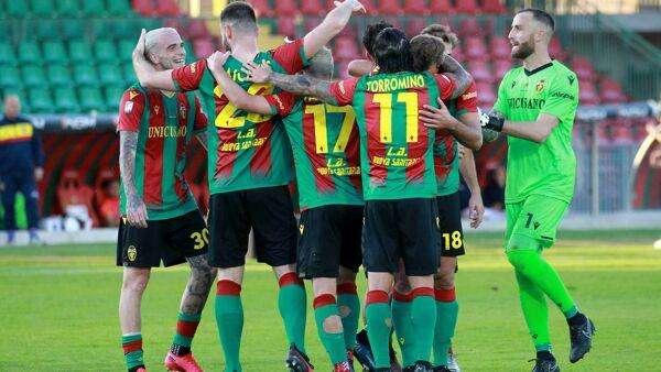 Mentre l'Avellino è costretto a guardare, la Ternana appare decisa ad ammazzare il campionato: dopo il Bari, le Fere massacrano anche il Teramo.