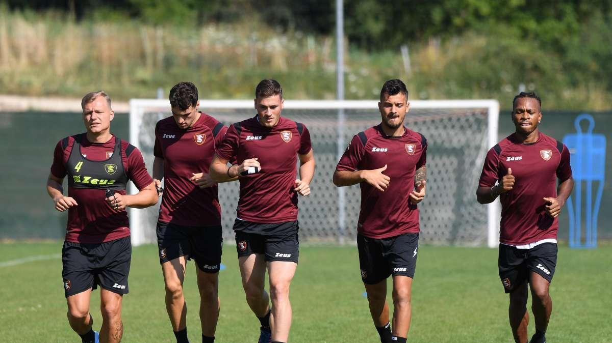 Salernitana, i tifosi: "Squadra a ranghi ridotti. Non si sa chi mette i soldi"