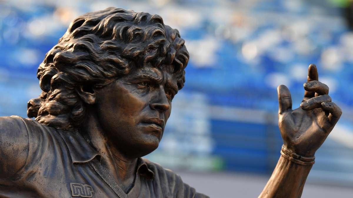Napoletani e argentini omaggiano Diego: torciata notturna e cori all’esterno del Maradona