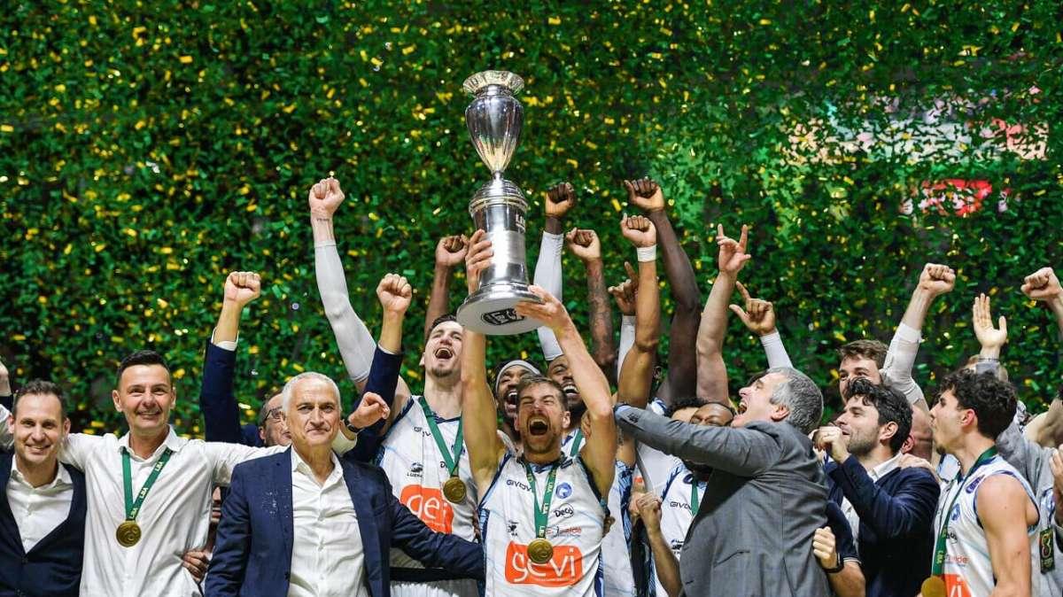 Il Napoli Basket nella  la storia: la GeVi batte Milano e vince la Coppa Italia