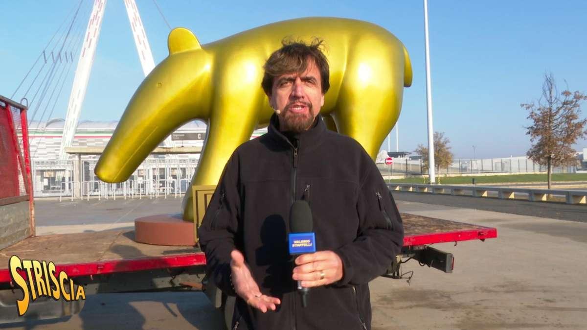 Tapiro d'oro gigante per la Juventus: parcheggiato allo Stadium