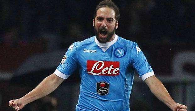 Addio al calcio, Higuain in lacrime: "Sempre grato al Napoli. Il terzo anno uno dei miei migliori"