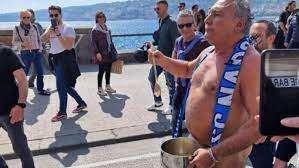 Paolantoni che mantiene la promessa e gira nudo per Napoli per festeggiare lo scudetto