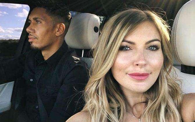 La moglie di Smalling: "Io e Chris abbiamo visto un ufo". L'incredibile racconto