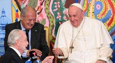 De Laurentiis porta 2 maglie del Napoli al Papa: "Sarebbe bello se le esponesse nell'Angelus"