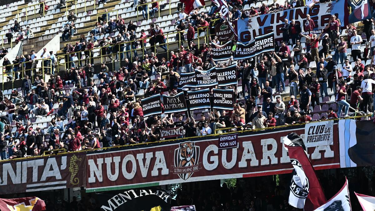 Salernitana, la rabbia dei tifosi: "Se questo è l'andamento, meglio il fallimento"