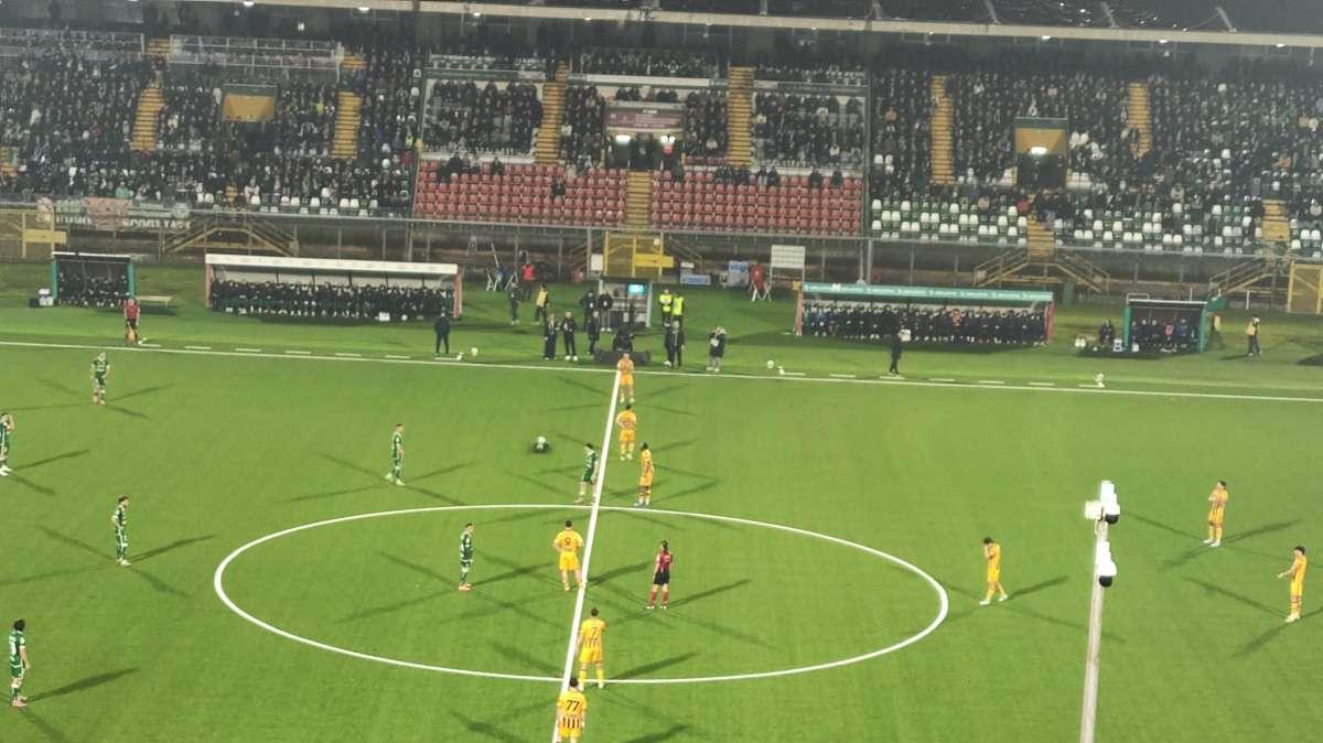 In un derby avaro di emozioni i Lupi spuntati non vanno oltre il pareggio