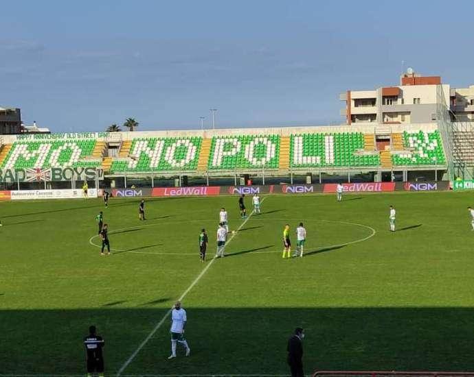 A Monopoli i Lupi si fanno sorprendere nel recupero, ma la vittoria della Ternana rende prezioso anche il pareggio