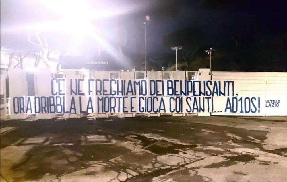 Addio Maradona, lo striscione degli ultras Lazio