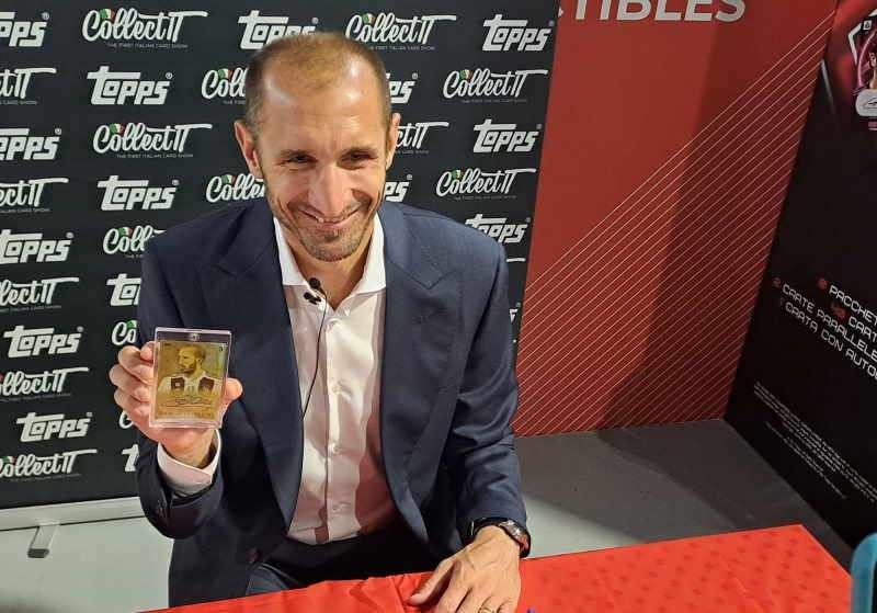 Chiellini con la card Topps