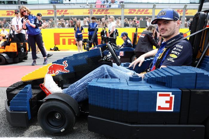 I 22 piloti della Formula 1 sfrecciano a Silverstone sulle minicar LEGO