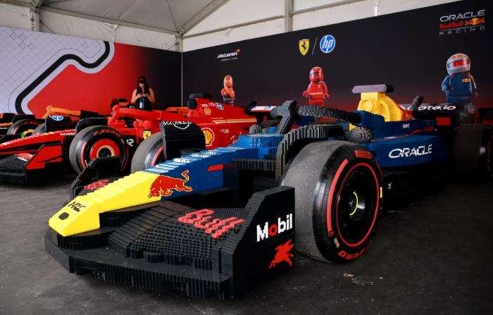 10 auto LEGO in pista a Miami... con i piloti di F1 a guidarle