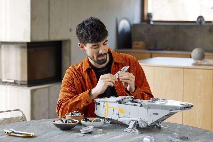 Si sfreccia con il maestoso Razor Crest in formato LEGO...