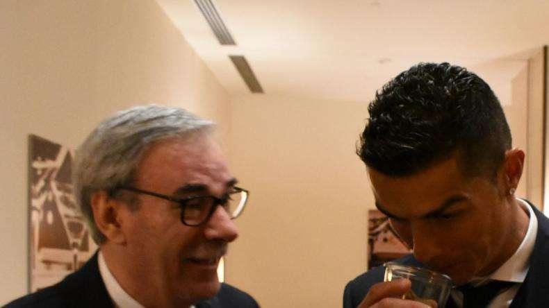 Cristiano Ronaldo riceve un pallone d'oro speciale a... Firenze