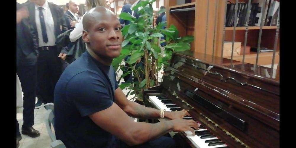 Dabo pianista e modello con i viola alla serata di Montezemolo