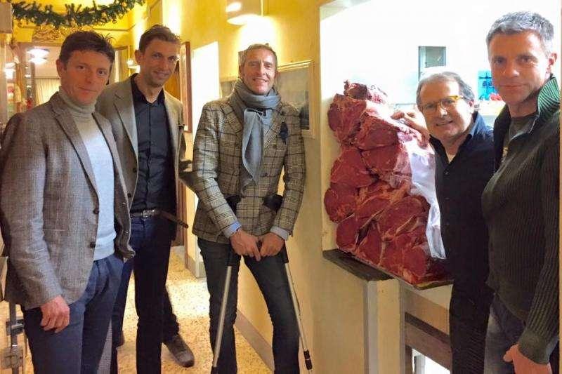 Tagliavento arbitra la Fiorentina e intanto....se la mangia