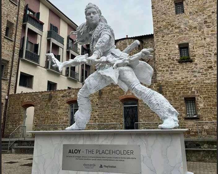 Horizon Forbidden West, PlayStation celebra l’arrivo con una statua nel cuore di Firenze