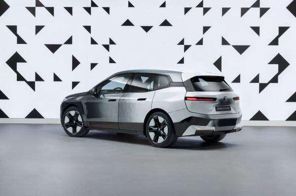 CES 2022, BMW iX Flow cambia colore automaticamente