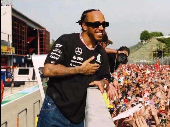 F1 | Imola, Hamilton ai tifosi Ferrari: "Ci vediamo presto". Lewis osannato - VIDEO