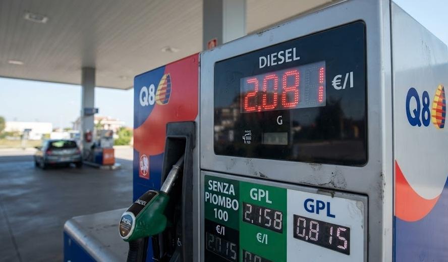 Prezzi Benzina e Diesel | Sconto già finito: i prezzi tornano a volare, il punto