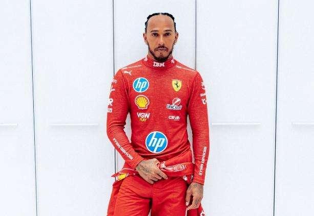 F1 | Hamilton in rosso: la prima foto in tuta Ferrari fa impazzire i social