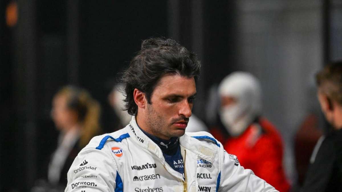 Williams rompe il ghiaccio: la FW48 debutta, Sainz “carica” il team
