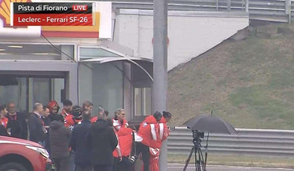 F1 Ferrari, la SF-26 è uno show: Hamilton paparazzo di Leclerc